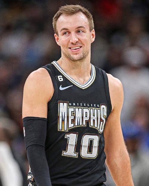 卢克·肯纳德三分命中率50%领跑NBA洛杉矶湖人队射手表现