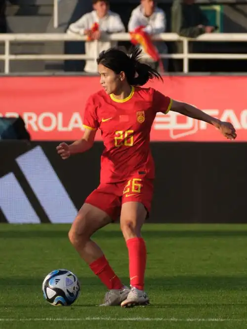 中国女足亚洲杯1/4决赛对阵中国台北女足陈巧珠回归训练