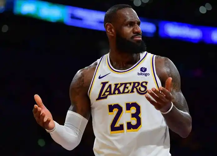 詹姆斯训练迟到争议与NBA职业球员守时标准分析