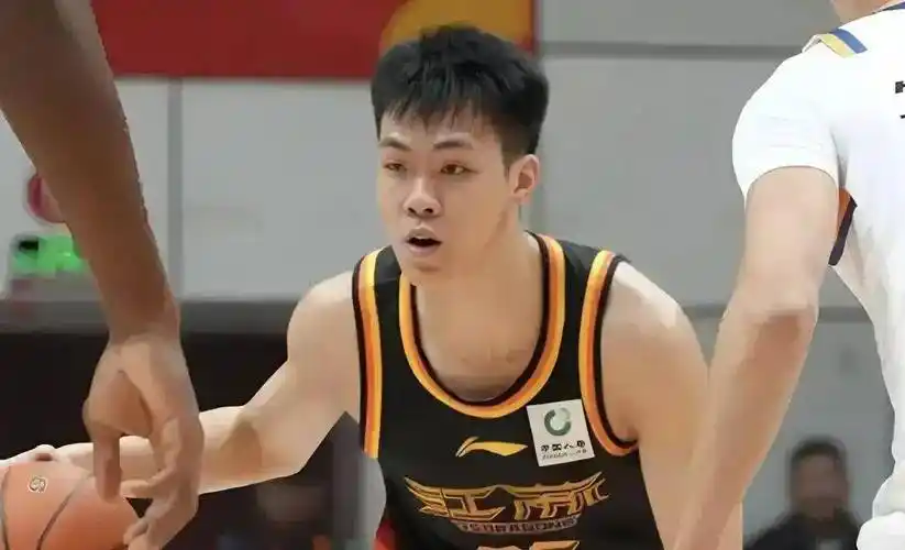 CBA江苏对阵南京同曦庞峥麟半场11分