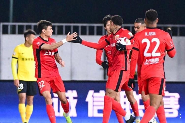 莱昂纳多禁区破门上海海港2比0青岛西海岸