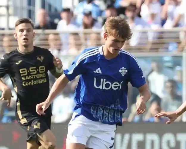 科莫2-1罗马升至意甲第四法布雷加斯谈战术调整与体育精神