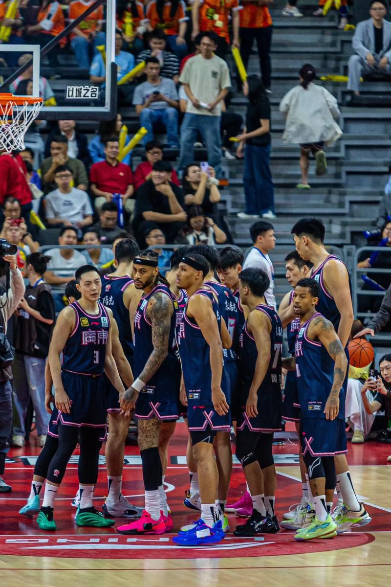 CBA广东宏远深圳队比赛因球迷不当口号被记1分