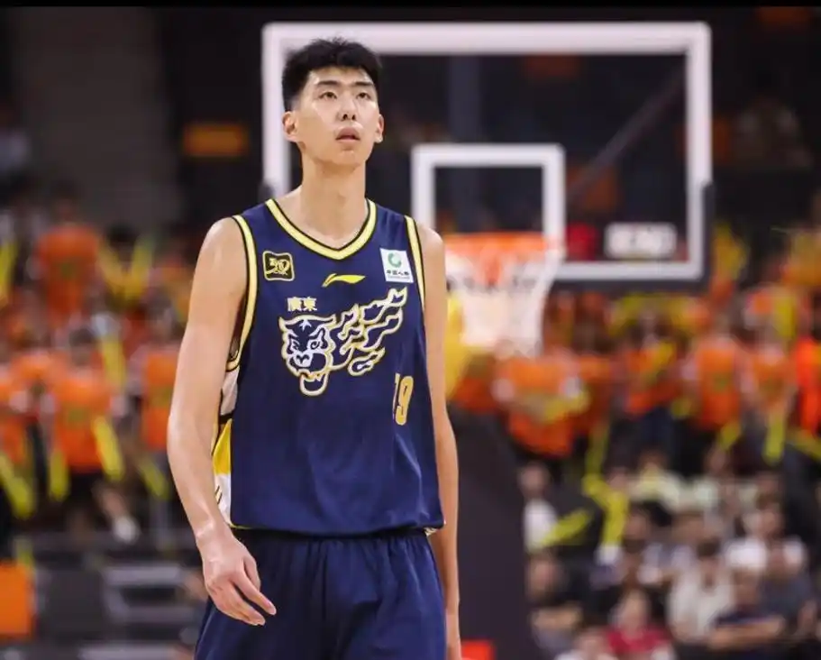 广州龙狮vs山东高速CBA常规赛 徐昕半场10分5篮板3盖帽